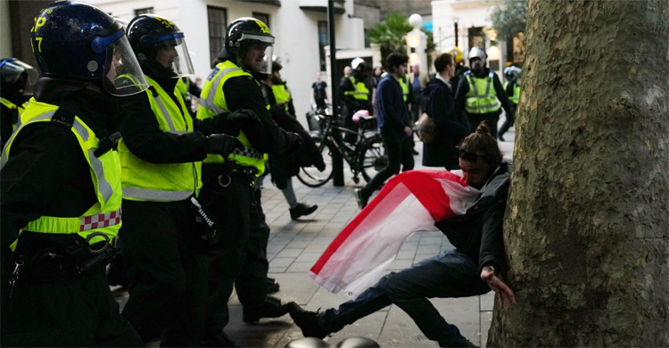 লন্ডনে অভিবাসনবিরোধী বিক্ষোভে সহিংসতা, ২৬ পুলিশ আহত