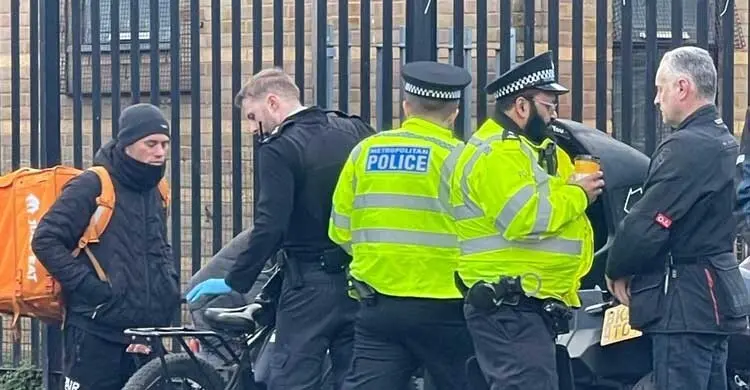 লন্ডনে অবৈধ ডেলিভারিকর্মীদের বিরুদ্ধে অভিযান: বাস্তবতা, আইন এবং প্রভাব