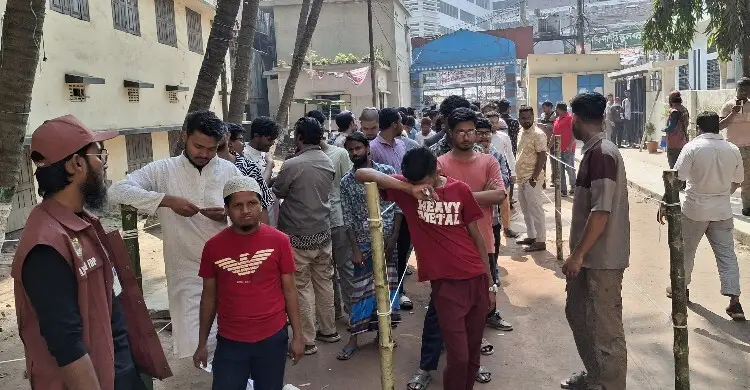 ভোটকেন্দ্রে দীর্ঘ লাইন, ধীরগতির অভিযোগ