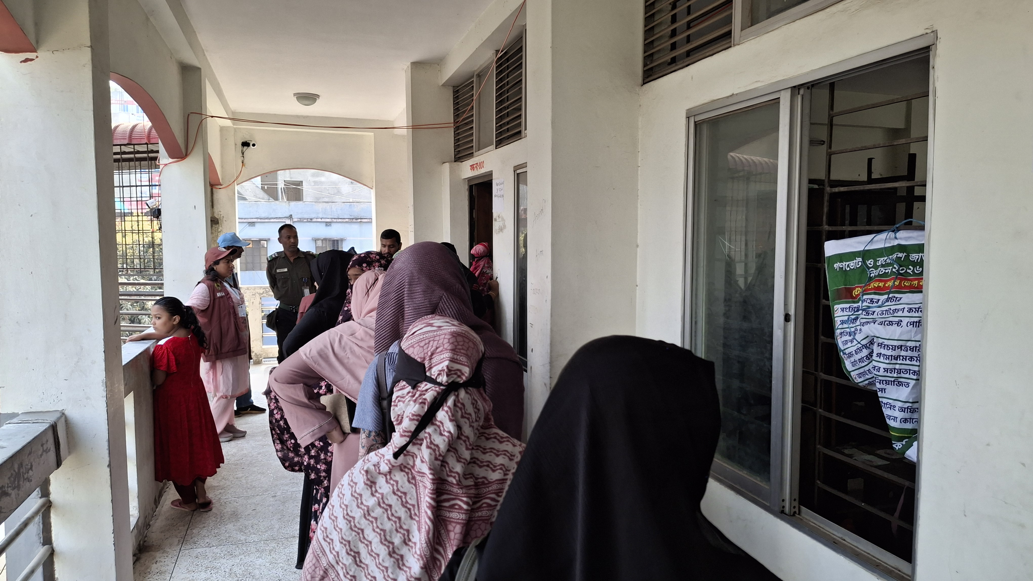 ভোটকেন্দ্রে দীর্ঘ লাইন, ধীরগতির অভিযোগ