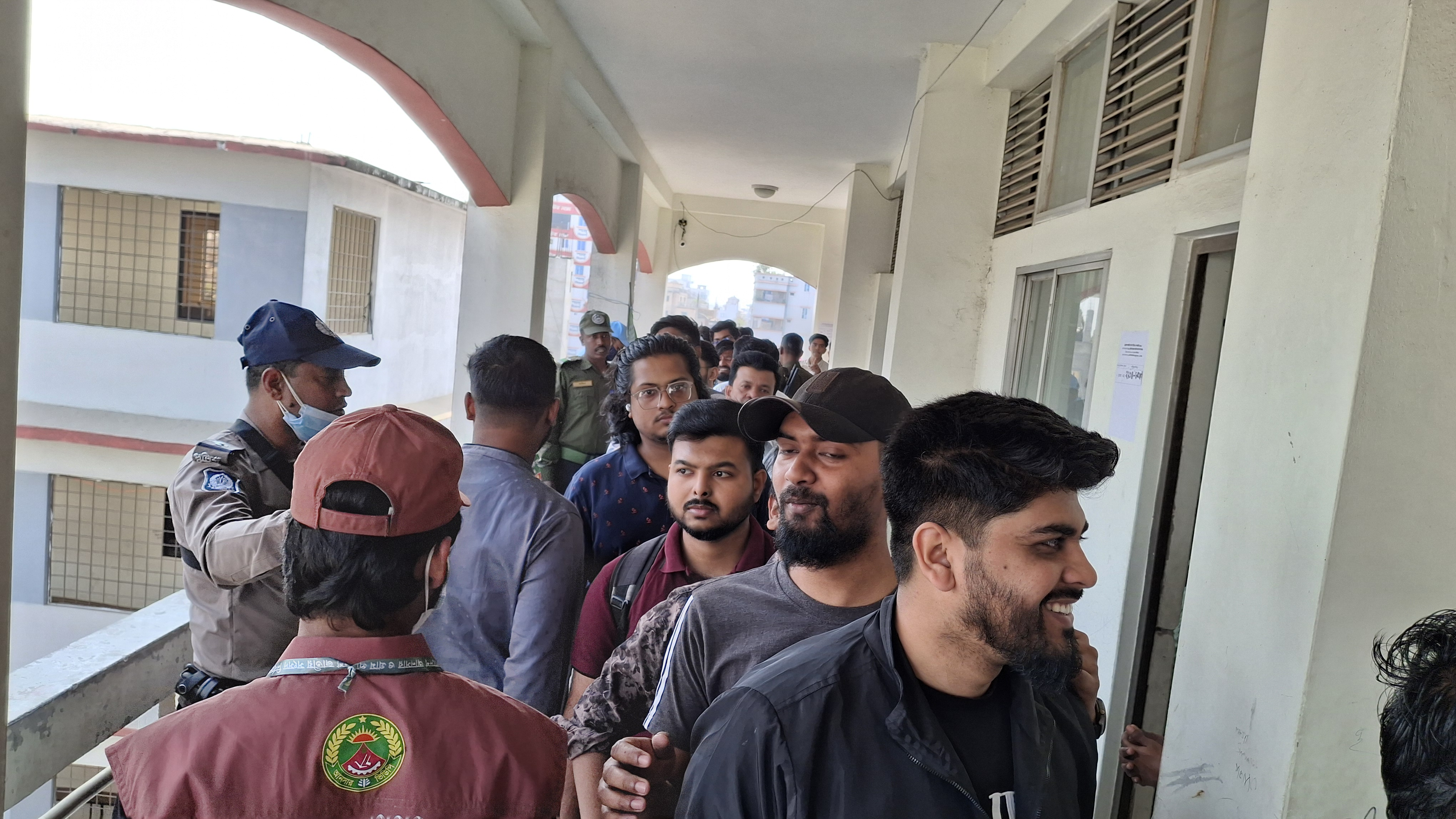 ভোটকেন্দ্রে দীর্ঘ লাইন, ধীরগতির অভিযোগ