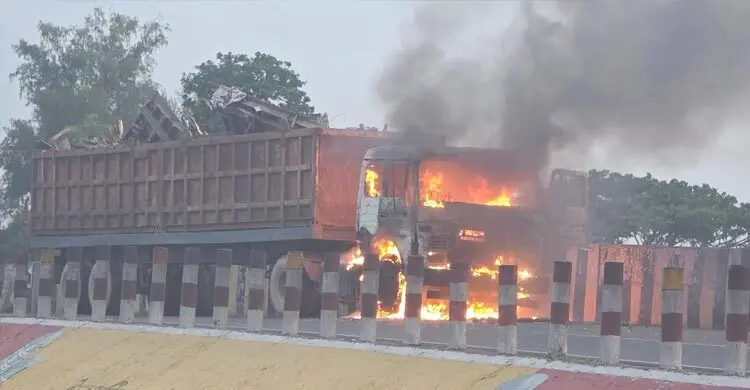 স্ক্র্যাপ বোঝাই চলন্ত লরিতে হঠাৎ আগুন, মহাসড়কে যানজট