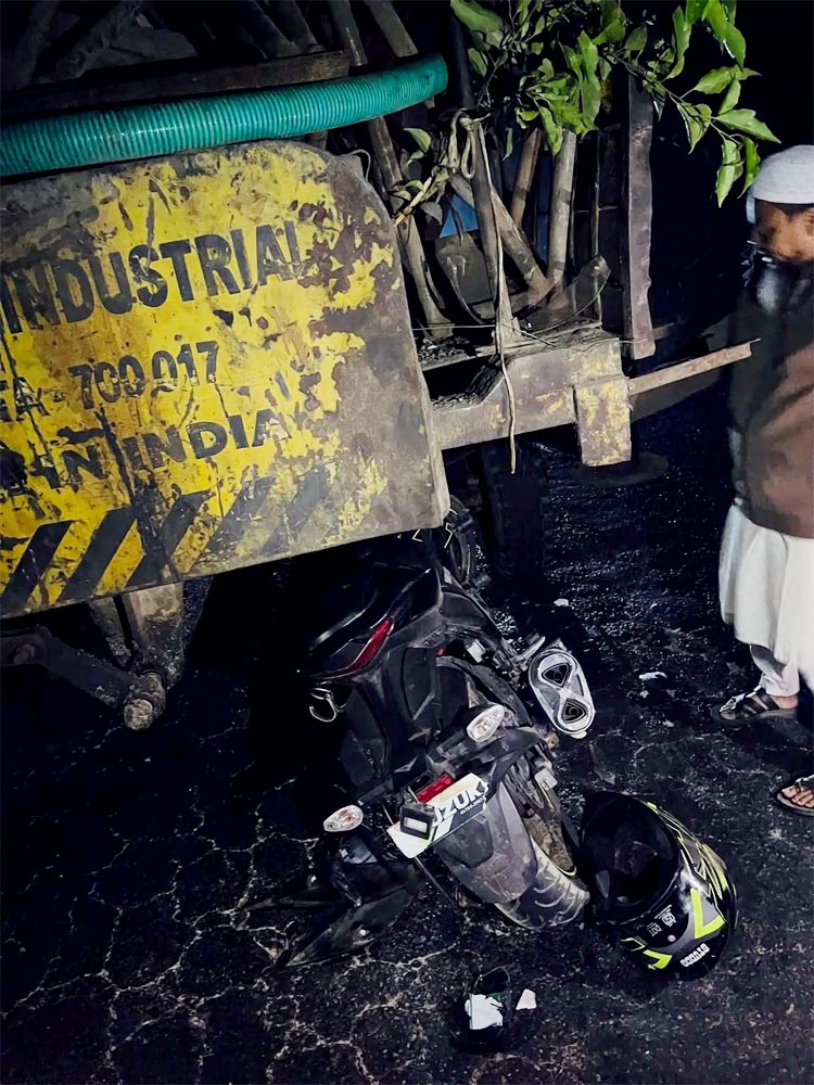 বন্ধুদের সঙ্গে ইফতার শেষে ফেরার পথে প্রাণ গেল তরুণের