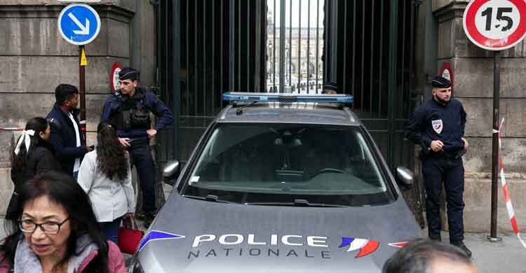 ল্যুভর জাদুঘর থেকে গয়না চুরির ঘটনায় দুজন গ্রেফতার