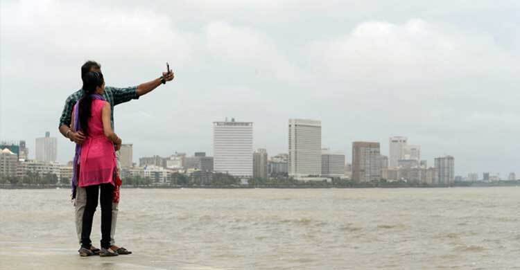 মেয়েরা কেন প্রেমিকের ছবি অনলাইনে শেয়ার করতে চায় না