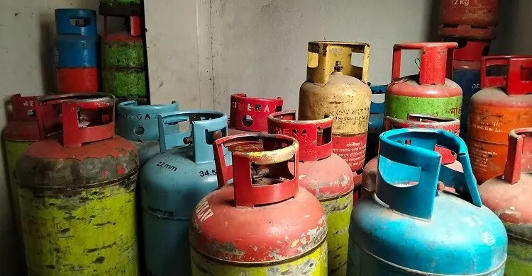 সরকারি দাম তোয়াক্কা না করেই ইচ্ছামতো চলছে এলপিজি সিলিন্ডার বিক্রি