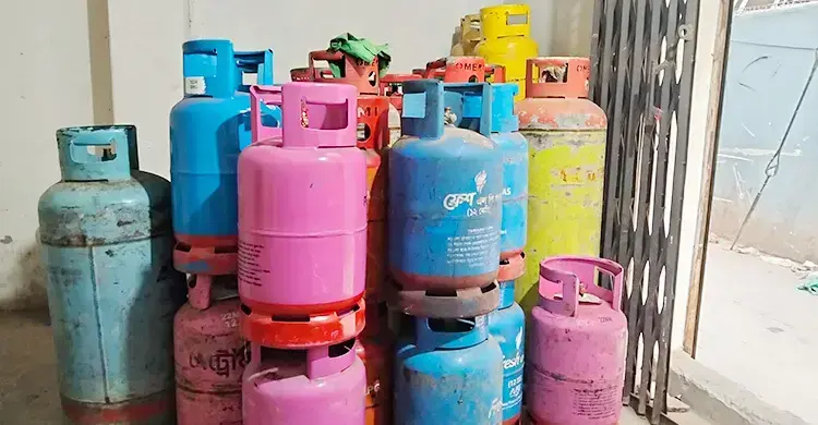 দোকোনে বিভিন্ন ব্র্যান্ডের এলপিজি/ ফাইল ছবি