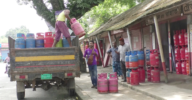 নির্ধারিত দামে মিলছে না এলপিজি সিলিন্ডার