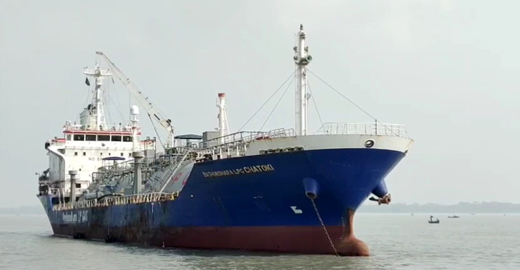 প্রথমবারের মতো এলপিজি নিয়ে পায়রা বন্দরে জাহাজ