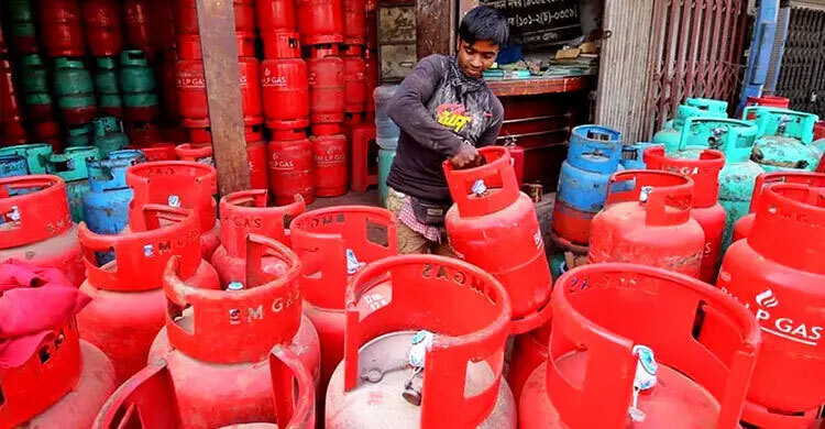 Govt claims LPG supply adequate, moves against artificial crisis