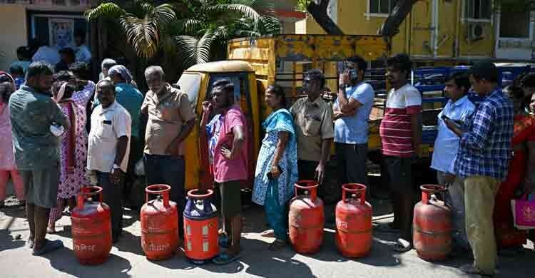ভারতে রান্নার গ্যাসের তীব্র সংকট, সহজে মিলছে না সিলিন্ডার
