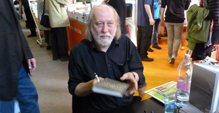 ‘এটা বিপর্যয়ের চেয়েও বেশি’: সাহিত্যে নোবেল জেতার প্রতিক্রিয়ায় ক্রাসনাহোরকাই