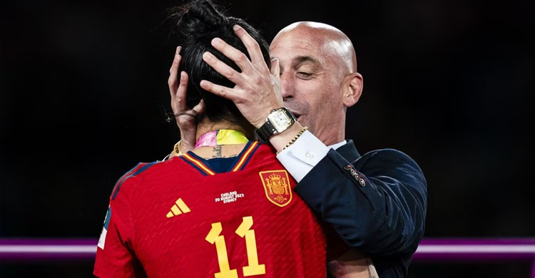 Spain team quits as federation boss refuses to resign in kiss scandal
