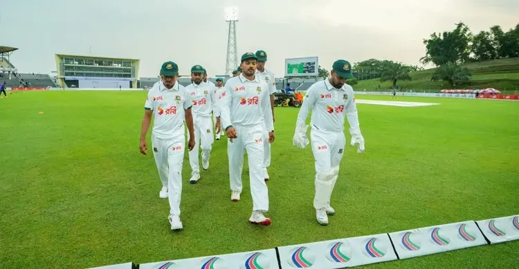 পাকিস্তানের দুই উইকেট তুলে লাঞ্চে বাংলাদেশ