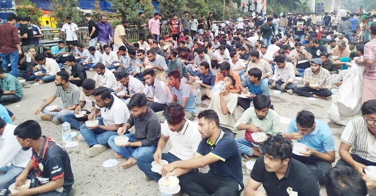 রাস্তায় বসেই দুপুরের খাবার খাচ্ছেন ছাত্রদলের নেতাকর্মীরা