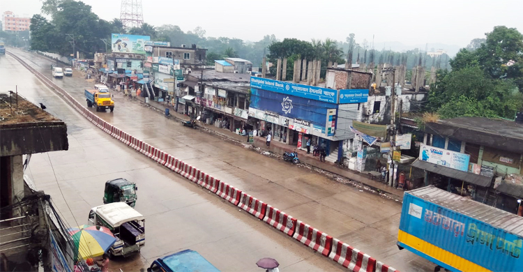 মিরসরাইয়ে গুঁড়ি গুঁড়ি বৃষ্টি, ভোগান্তিতে কর্মস্থলগামী মানুষ
