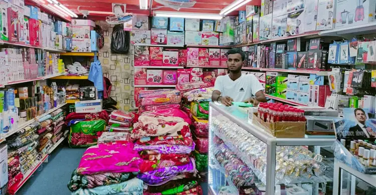 প্রবাসীদের হাতে সুলভমূল্যে পণ্য