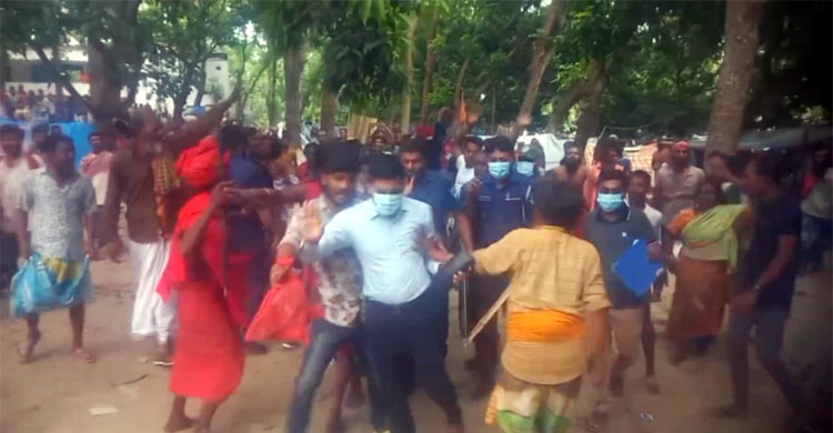 মাজারে মাদকবিরোধী অভিযান, ভক্তদের হাতে লাঞ্ছিত ম্যাজিস্ট্রেট