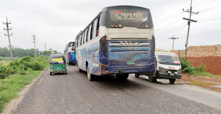 ঢাকা-আরিচা মহাসড়কে অবৈধ যান, ঝুঁকিতে ঈদে ঘরমুখো মানুষ
