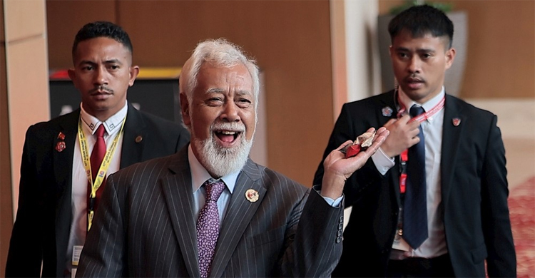 তিমর-লেসতের প্রধানমন্ত্রী কায় রালা জানানা গুসমাও সাংবাদিকদের মধ্যে মিষ্টি বিলাচ্ছেন