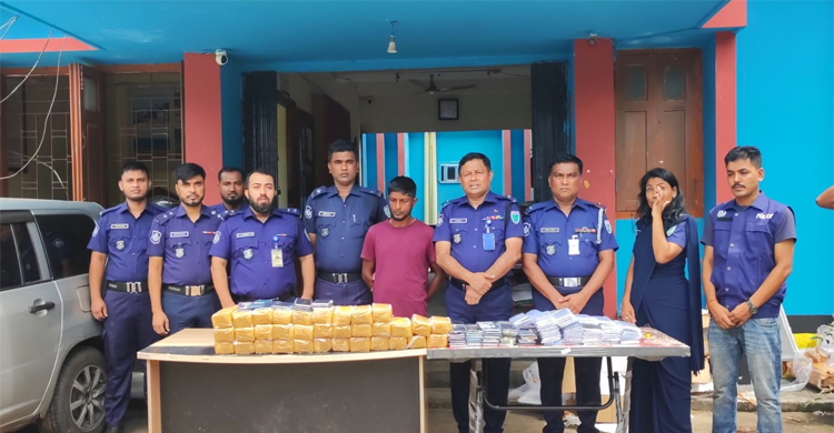 প্রাইভেটকারে মিললো ২৯৭ ভারতীয় মোবাইল, চালক গ্রেফতার