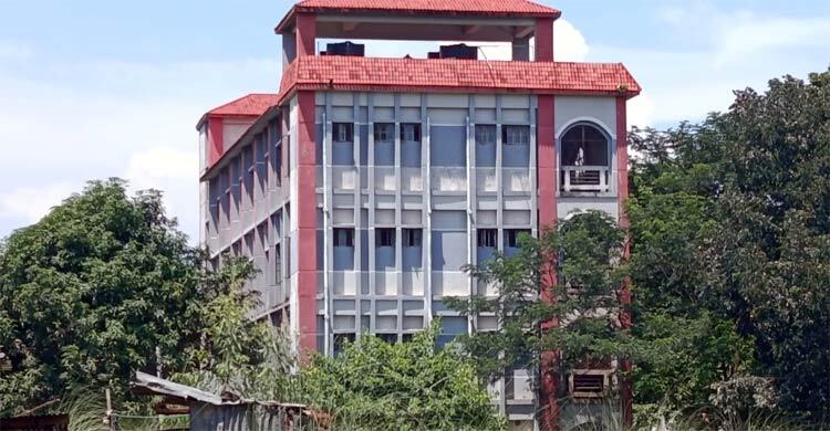 চারতলা ভবনের কলেজে শিক্ষার্থী মাত্র ৫ জন!