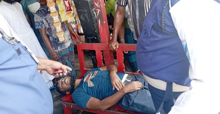 ৫ হাজার টাকা জরিমানায় অজ্ঞান মোটরসাইকেলচালক, নেওয়া হলো হাসপাতালে
