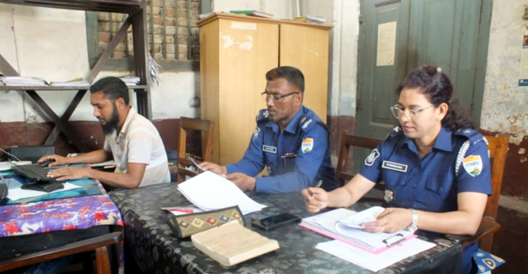 বিসিএসের ফরম জমা দিতে গিয়ে পুলিশে চাকরি পান এসআই রুনা