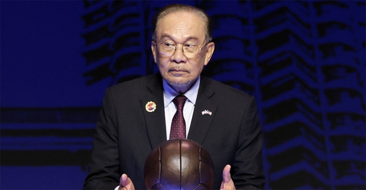 আসিয়ান সম্মেলনে ফিফা আসিয়ান কাপ উদ্বোধনের সময় ফুটবল হাতে প্রধানমন্ত্রী দাতুক সেরি আনোয়ার ইব্রাহিম