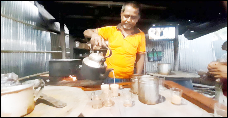 বক্কারের মালাই চায়ের খ্যাতি পুরো পাবনাজুড়ে