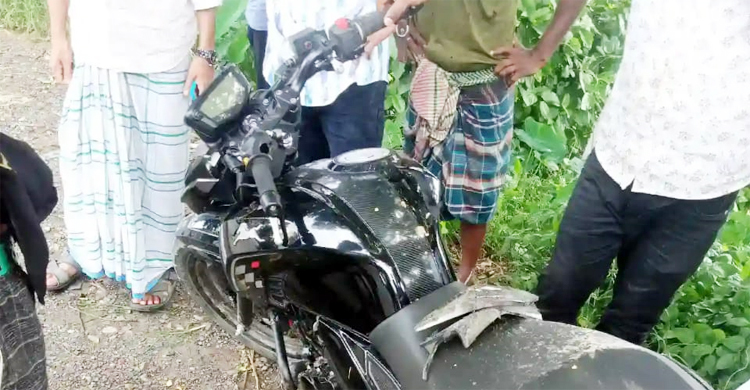 শিশুকে বাঁচাতে গিয়ে মোটরসাইকেল দুর্ঘটনায় প্রাণ গেলো তরুণের