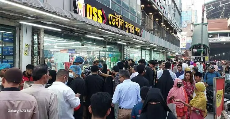 ইফতারের গন্ধে মুখরিত শেওড়াপাড়া