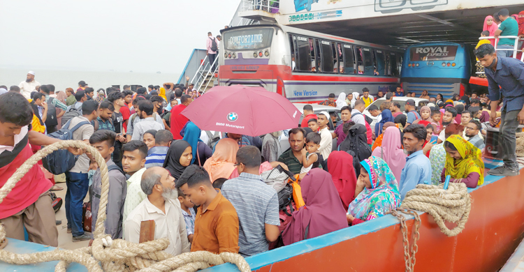 পাটুরিয়া ঘাটে যাত্রীর ঢল, ভোগান্তিহীন ফেরি পারাপার
