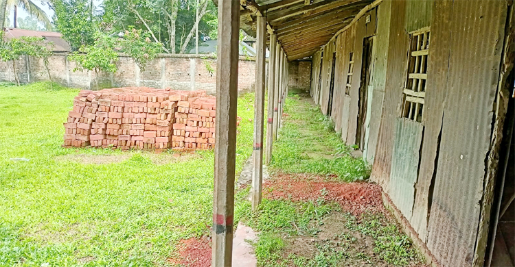 মাদরাসায় জেলা পরিষদের বরাদ্দ, কাজ না করেই টাকা ভাগাভাগি