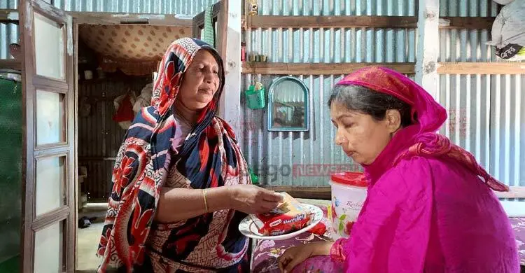 স্বামী ছেড়ে গেছে, অন্ধ মেয়েকে আগলে রেখেছেন মা