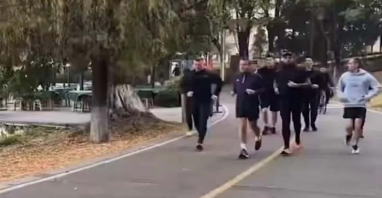 ভারতে হাফপ্যান্ট পরে দৌড়াচ্ছেন ম্যাক্রোঁ, ভিডিও ভাইরাল