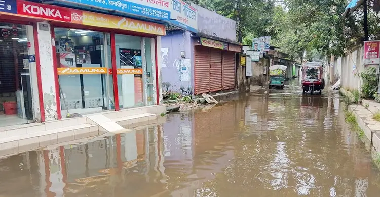 মাদারীপুরে জলাবদ্ধতায় নাকাল পৌরবাসী, স্থায়ী সমাধানের দাবি