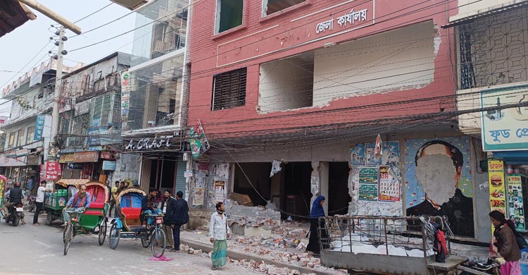 মাদারীপুর শহরে আওয়ামী লীগের জেলা কার্যালয় দ্বিতীয়বার ভাঙচুর করেছে বিক্ষুব্ধ জনতা