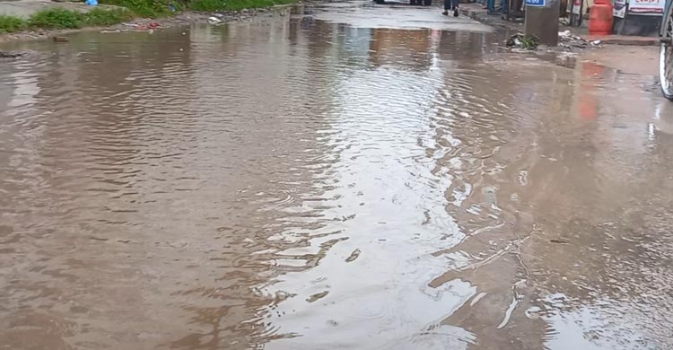টানা বৃষ্টিতে মাদারীপুর শহরে জলাবদ্ধতা, দুর্ভোগে মানুষ