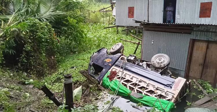 মাদারীপুরে ডিমভর্তি পিকআপ খাদে পড়ে ব্যবসায়ী নিহত