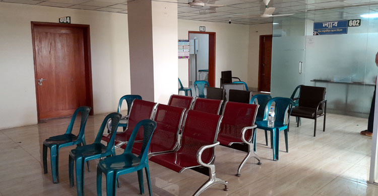 এক্স-রে মেশিন খুলে পড়লো রোগীর ওপর, আহত ৩