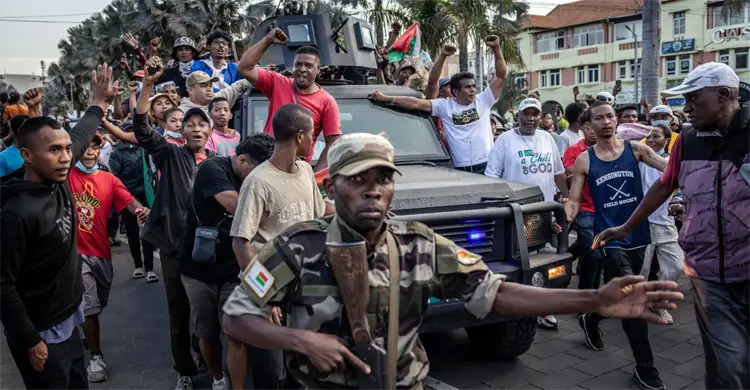 আফ্রিকায় হঠাৎ সেনা অভ্যুত্থানের ঢেউ, গণতন্ত্র হারালো কোন কোন দেশ