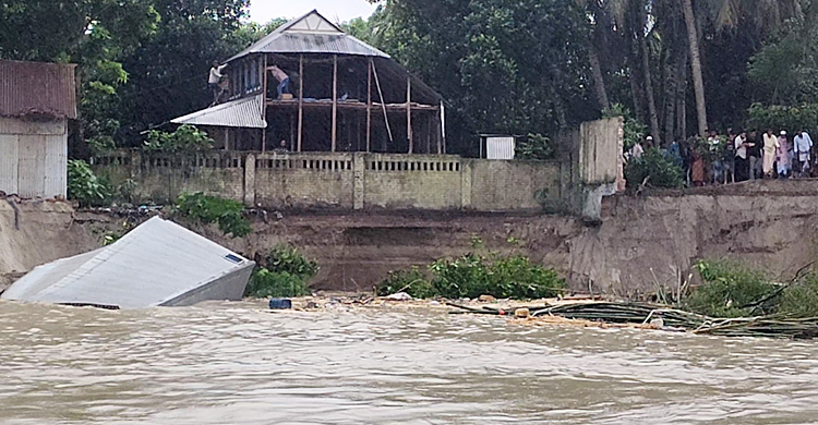 পদ্মা সেতু প্রকল্প রক্ষা বাঁধে ভাঙন, নদীর পেটে ১০ বসতবাড়ি