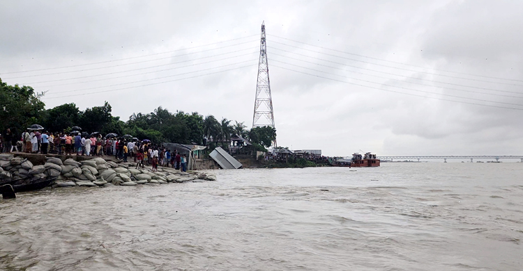 পদ্মা সেতু প্রকল্প রক্ষা বাঁধে ভাঙন, নদীর পেটে ১০ বসতবাড়ি