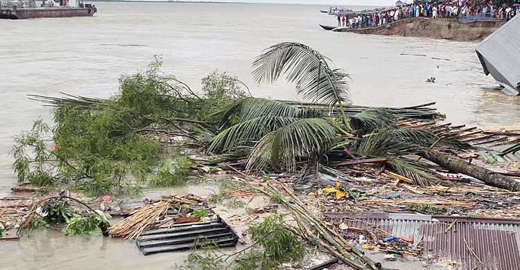 পদ্মা সেতু প্রকল্প রক্ষা বাঁধে ভাঙন, নদীর পেটে ১০ বসতবাড়ি