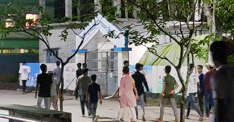 ধাক্কা লাগা নিয়ে সংঘর্ষ, ককটেল বিস্ফোরণ