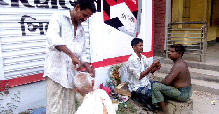 সেলুন-পার্লারের ভিড়ে দেখা মেলে না ভ্রাম্যমাণ নাপিতের