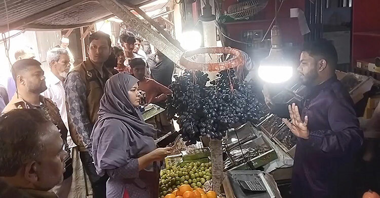 বোরকা পরে ক্রেতার সাজে বাজারে ম্যাজিস্ট্রেট, বেশি দাম রাখায় জরিমানা