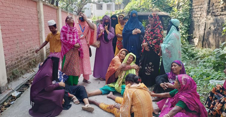 মাদারীপুরে বালু ব্যবসাকে কেন্দ্র করে প্রতিপক্ষের হামলায় আহত পলাশ সরদার (১৭) নামে আরও একজন নিহত হয়েছেন। এনিয়ে দুই ভাইসহ তিনজন মারা গেছেন