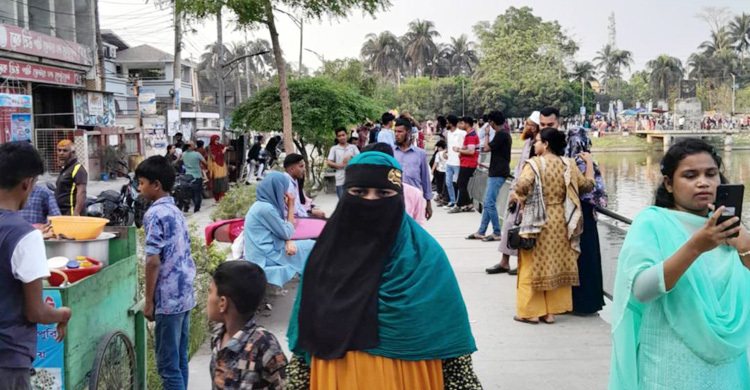 ঈদের ছুটিতে মাদারীপুরের শকুনি লেকে মানুষের ঢল